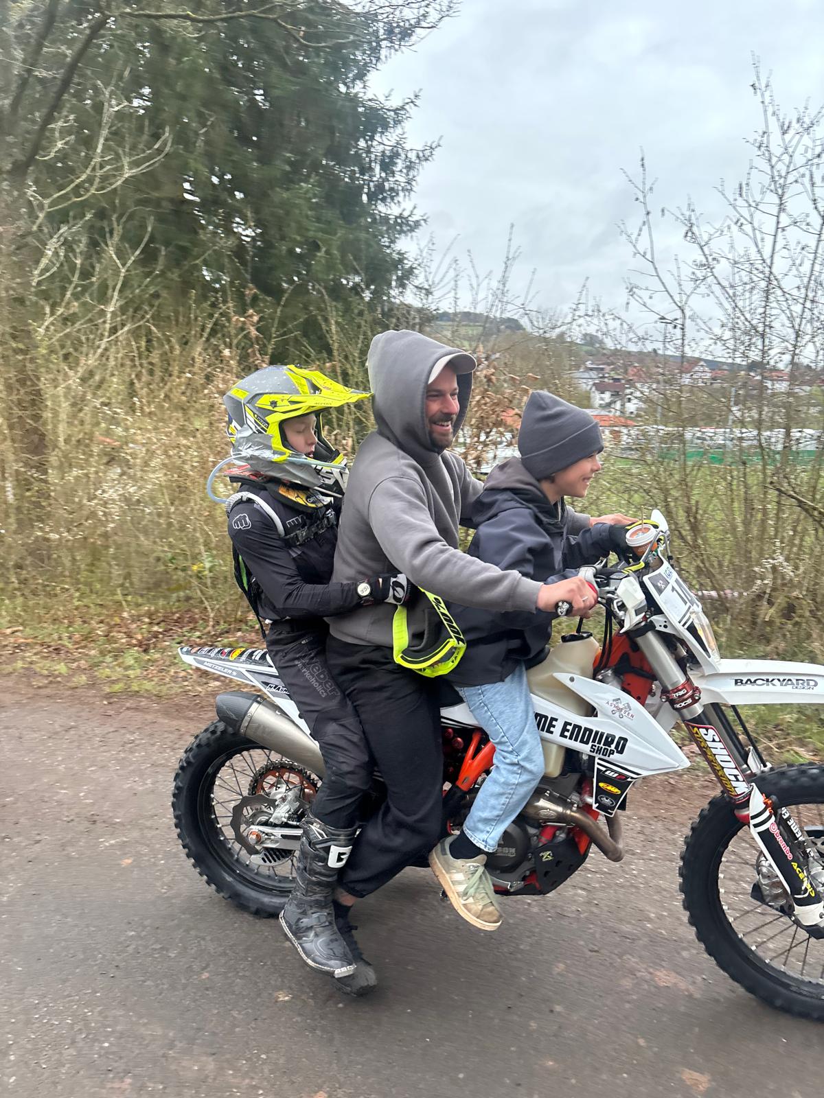 Nils mit Junioren auf Enduro